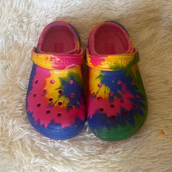 Crocs Tie- Dyed Fleece Lined Shoes Pink ,Yellow, Blue sz 5 - Picture 1 of 9